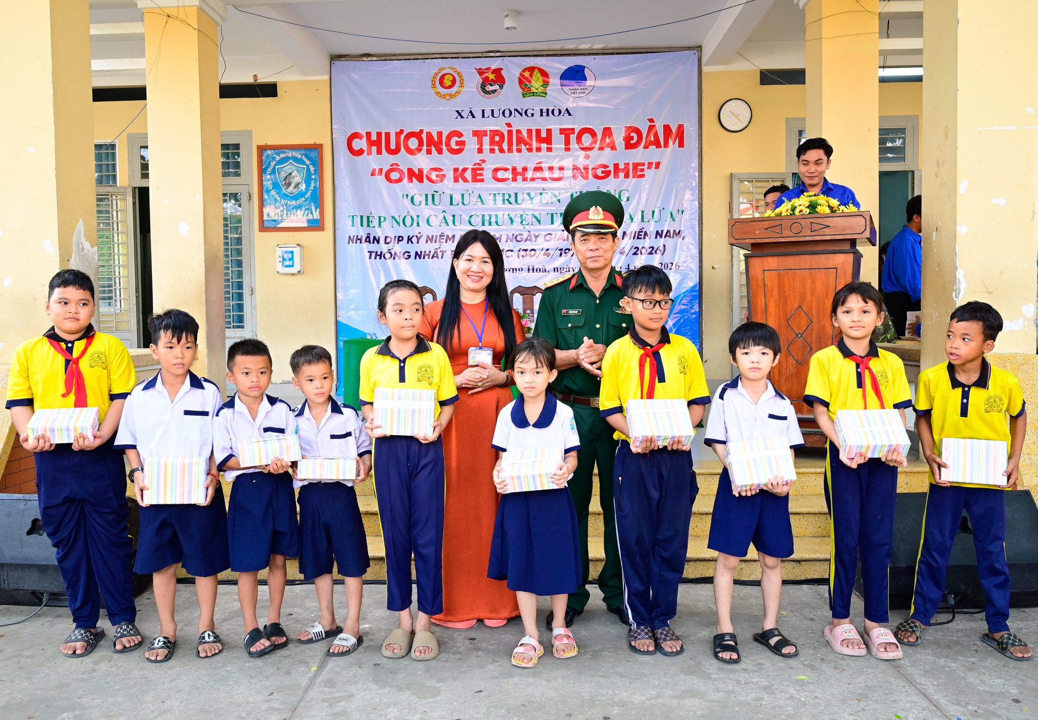 Nắm cơm trong mưa