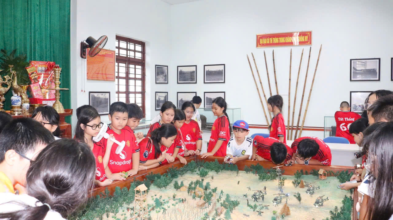  LIÊN ĐỘI TRƯỜNG PHỔ THÔNG DUY TÂN VỀ ĐỊA CHỈ ĐỎ – HÀNH TRÌNH GIÁO DỤC TRUYỀN THỐNG