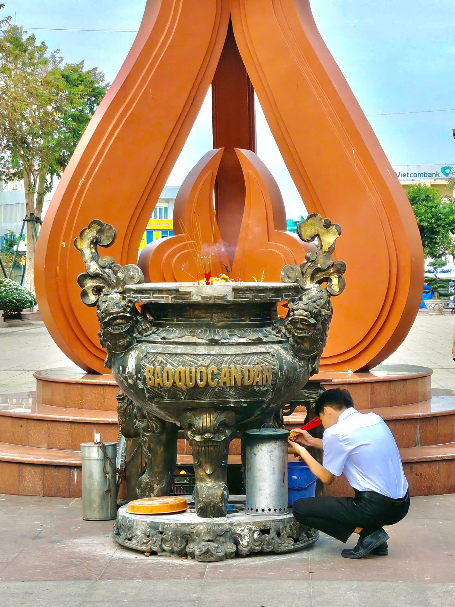 KÝ ỨC THỜI HOA LỬA – TỪ NHỮNG NÉN HƯƠNG TRI ÂN