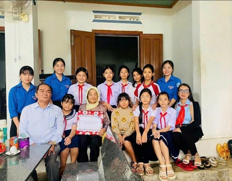 NHỚ MÃI MỘT THỜI HOA LỬA: TỪ NGỌN LỬA NĂM XƯA ĐẾN NGỌN LỬA HÔM NAY. CÂU CHUYỆN VỀ BÀ – NGƯỜI GIỮ LỬA, TRUYỀN LỬA TRUYỀN THỐNG CÁCH MẠNG