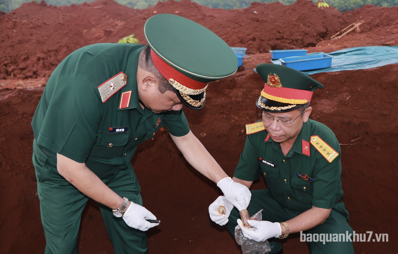 Thiếu tướng Trần Chí Tâm kiểm tra khu vực tìm kiếm hài cốt liệt sĩ trên địa bàn thành phố Đồng Nai