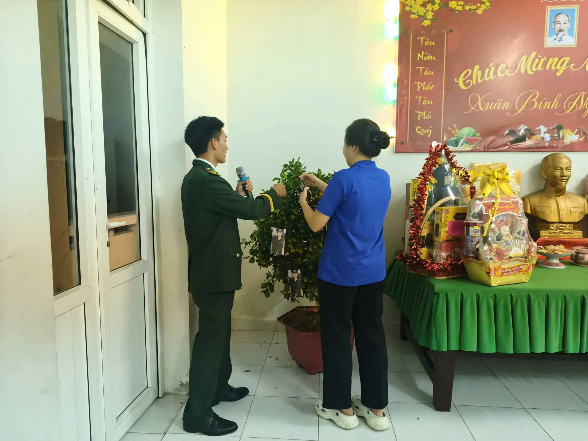Nhân dịp Xuân Bính Ngọ năm 2026, tối ngày 16/02/2026, Xã đoàn Nhơn Hội phối hợp với Chi đoàn Đồn Biên phòng Nhơn Hội tổ chức chương trình giao lưu văn nghệ, hái hoa dân chủ trong không khí vui tươi, phấn khởi và thắm tình đoàn kết.
