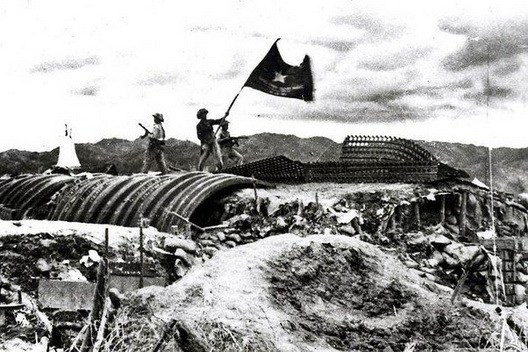 “Lá cờ Quyết chiến Quyết thắng tung bay trên nóc hầm tướng De Castries (Đờ Cát), chiều ngày 7/5/1954, đánh dấu thắng lợi hoàn toàn của Chiến dịch Điện Biên Phủ.”