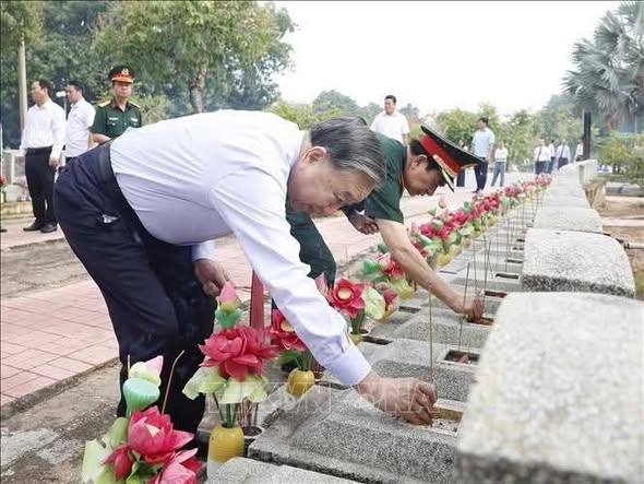 TỔNG BÍ THƯ, CHỦ TỊCH NƯỚC TÔ LÂM DÂNG HƯƠNG TẠI NGHĨA TRANG LIỆT SĨ TÂN BIÊN (TÂY NINH)