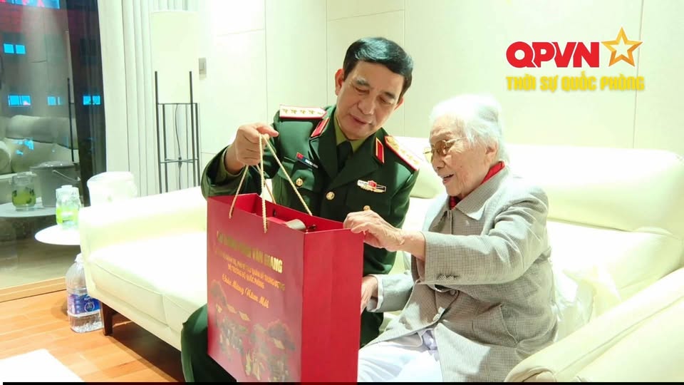 Đại tướng Phan Văn Giang thăm và chúc Tết nguyên Phó Chủ tịch nước Nguyễn Thị Bình nhân dịp Tết Nguyên đán Bính Ngọ 2026.