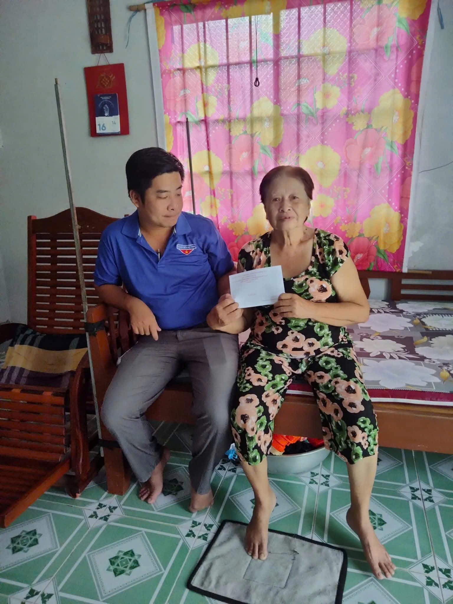 THĂM VÀ TRAO TẶNG CHO CỰU THANH NIÊN XUNG PHONG NGUYỄN THỊ LỆ
