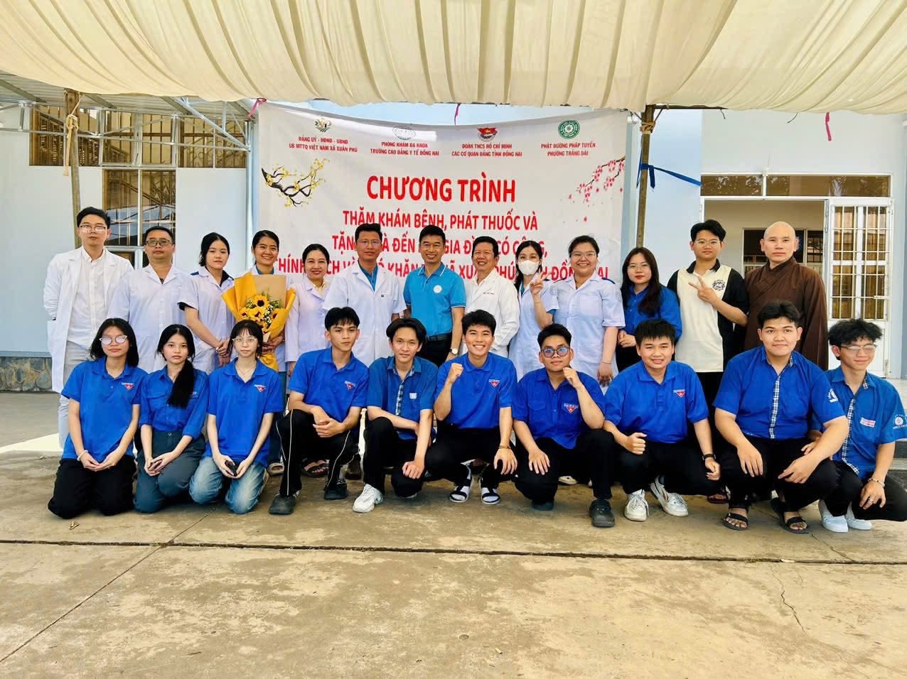 Xuân Phú tổ chức chương trình khám bệnh, cấp thuốc  và tặng quà cho các đối tượng chính sách