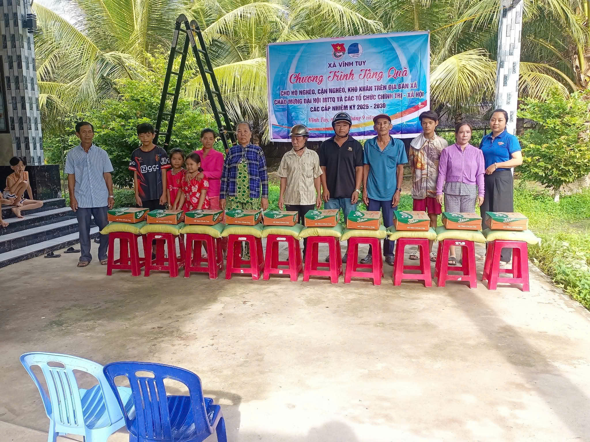 UỶ BAN MTTQ VIỆT NAM - ĐOÀN THANH NIÊN XÃ VĨNH TUY TẶNG QUÀ CHO HỘ NGHÈO, HỘ CẬN NGHÈO TRÊN ĐỊA BÀN 