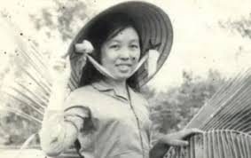 Chăm sóc thương binh giữa mưa bom