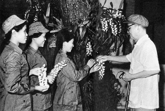 NON SÔNG GẤM VÓC VIỆT NAM DO PHỤ NỮ TA, TRẺ CÙNG GIÀ, RA SỨC DỆT THÊU MÀ THÊM TỐT ĐẸP, RỰC RỠ”