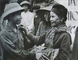 Người mẹ tiễn con đi bộ đội