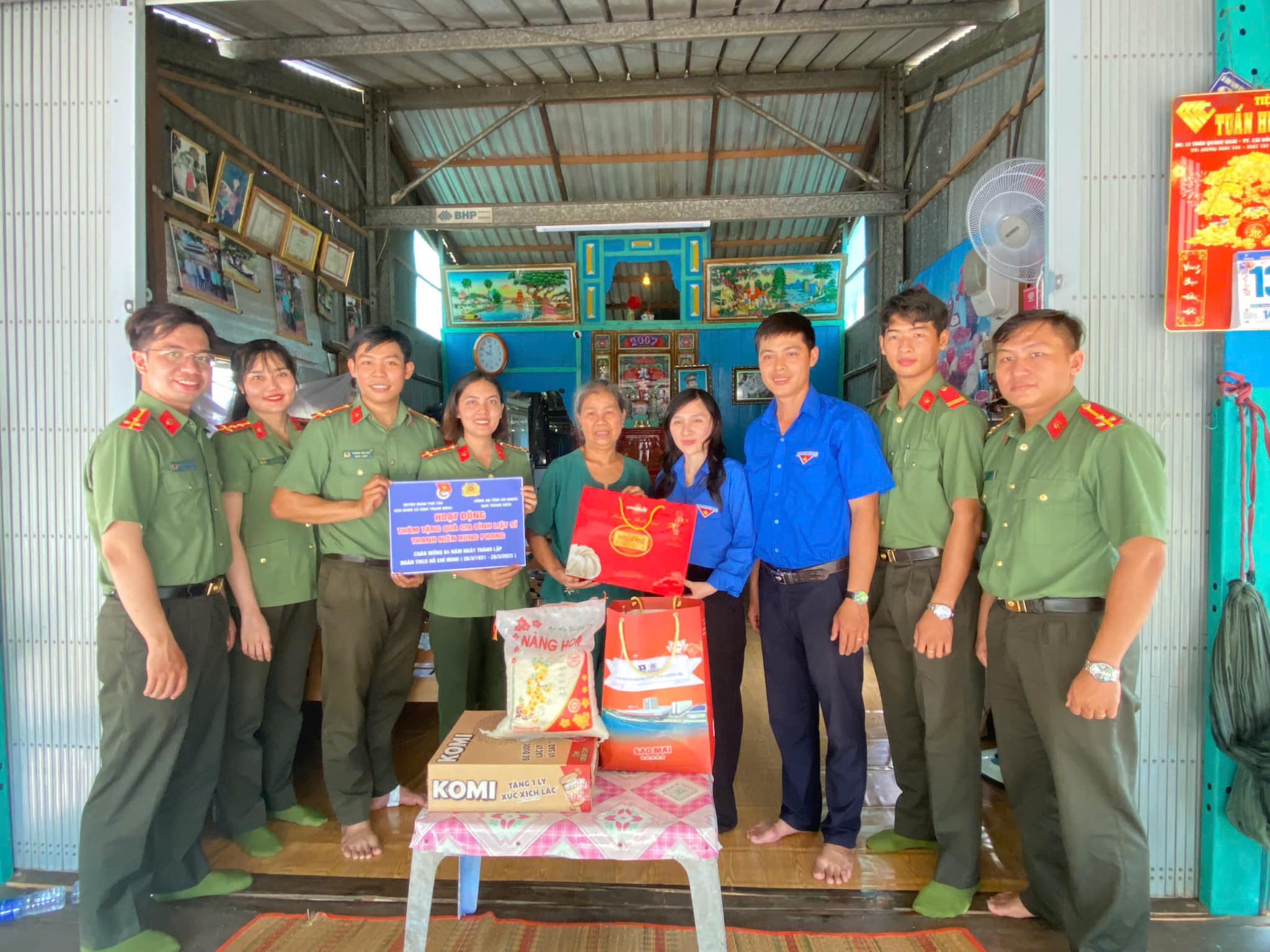 GẶP GỠ GIA ĐÌNH NGƯỜI CÓ CÔNG CÁCH MẠNG