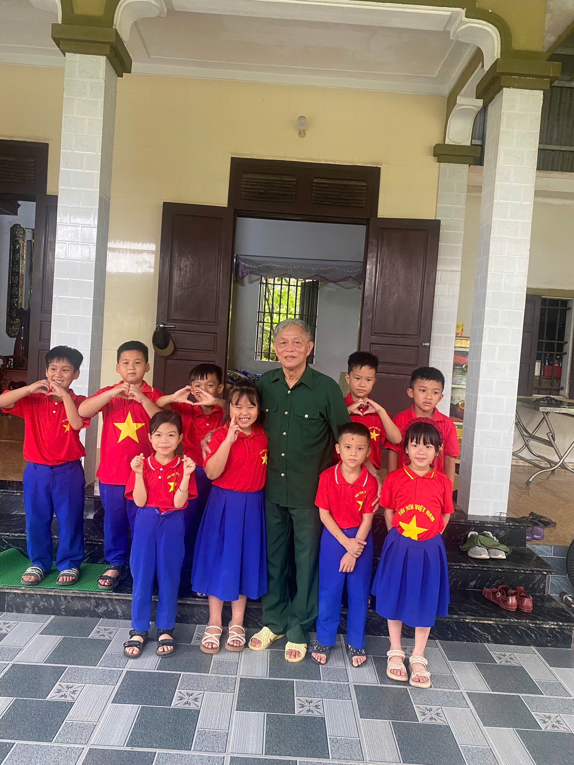Bác Hồ Sỹ Vỵ – một người thương binh từng tham gia chiến đấu trong thời kì chiến tranh tại chiến trường Miền Tây Nam bộ.