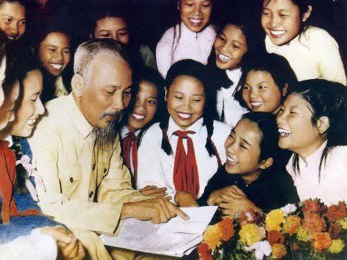 BÁC HỒ VỚI THIẾU NHI