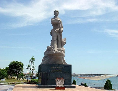 MẸ SUỐT - NGƯỜI CHÈO THUYỀN TRÊN SÔNG NHẬT LỆ