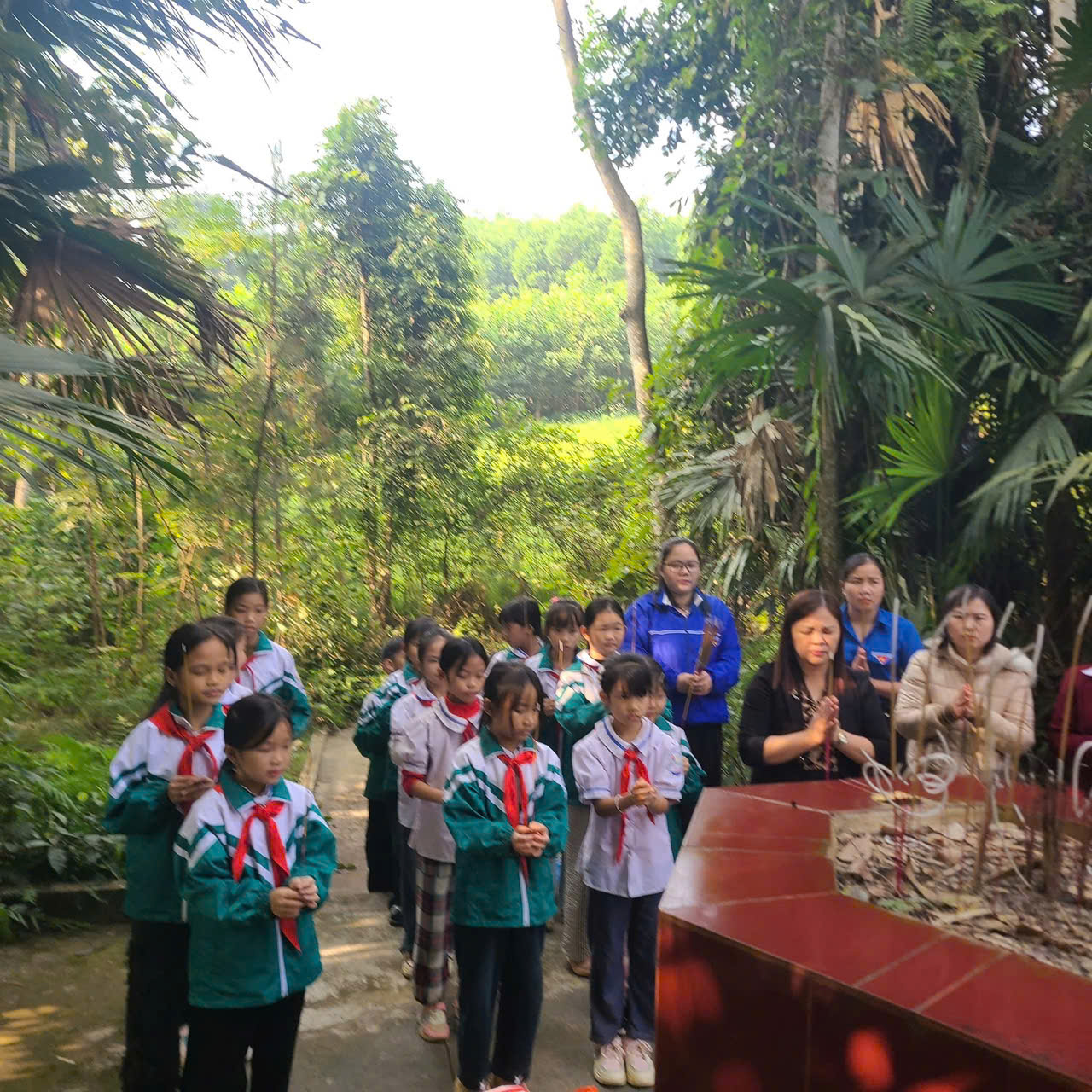 Chi đoàn trường tiểu học Yên Đổ- CHĂM SÓC MỘ LIỆT SĨ