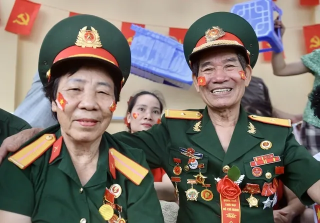 Tình yêu son sắt của hai vợ chồng cựu chiến binh xem diễu binh A80