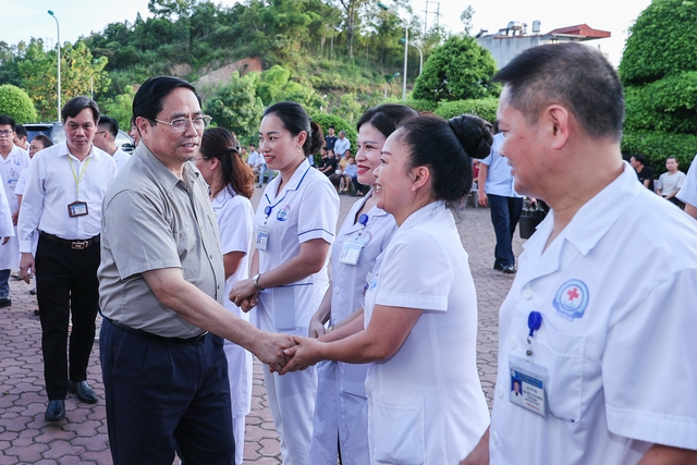 Thủ tướng thăm, tặng quà Mẹ Việt Nam Anh hùng ở Bắc Kạn