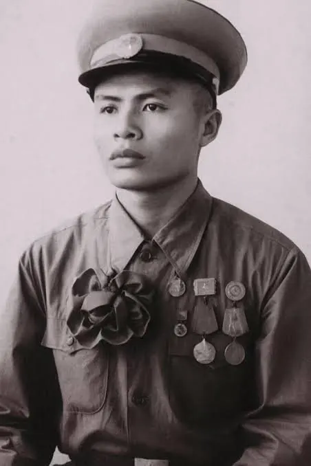 NGƯỜI LẤY THÂN MÌNH CHÈN PHÁO