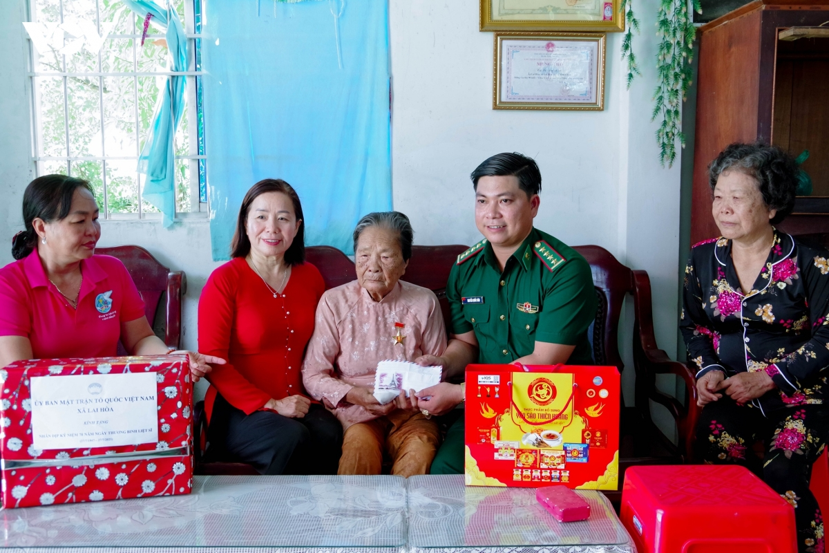 Bữa cơm tri ân đầy nghĩa tình tại gia đình Mẹ Việt Nam Anh hùng Lê Thị Hai