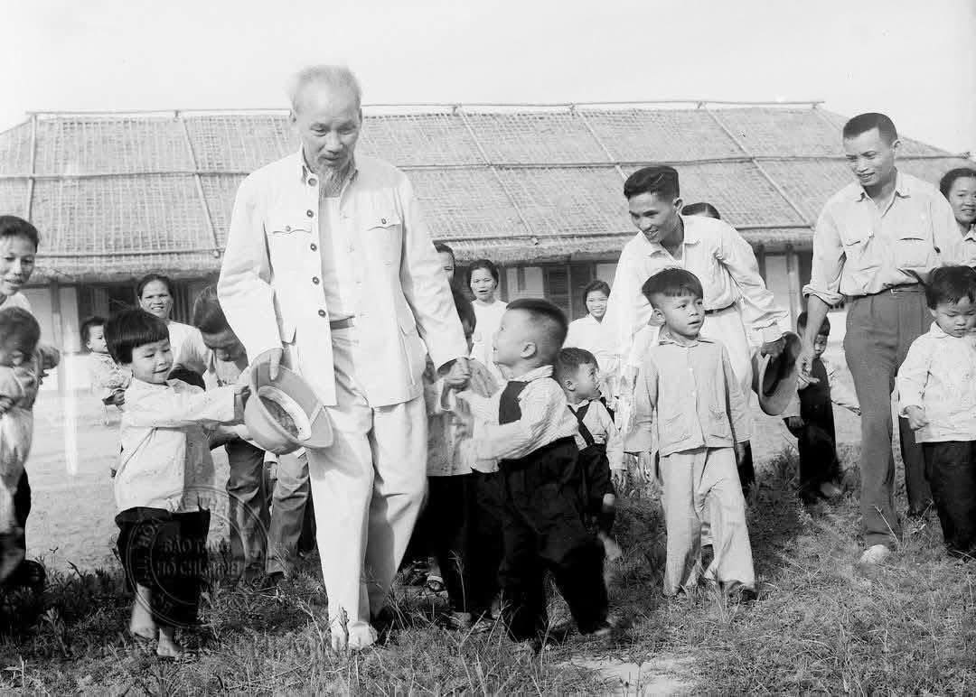 Những hình ảnh quý về chuyến thăm quê lần thứ nhất  tháng 6/1957 của Bác Hồ (1)