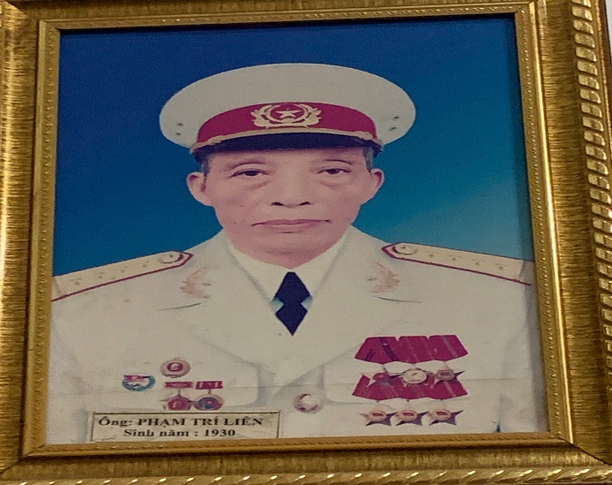 ÁNH ĐÈN BÊN CHIẾN TRẬN