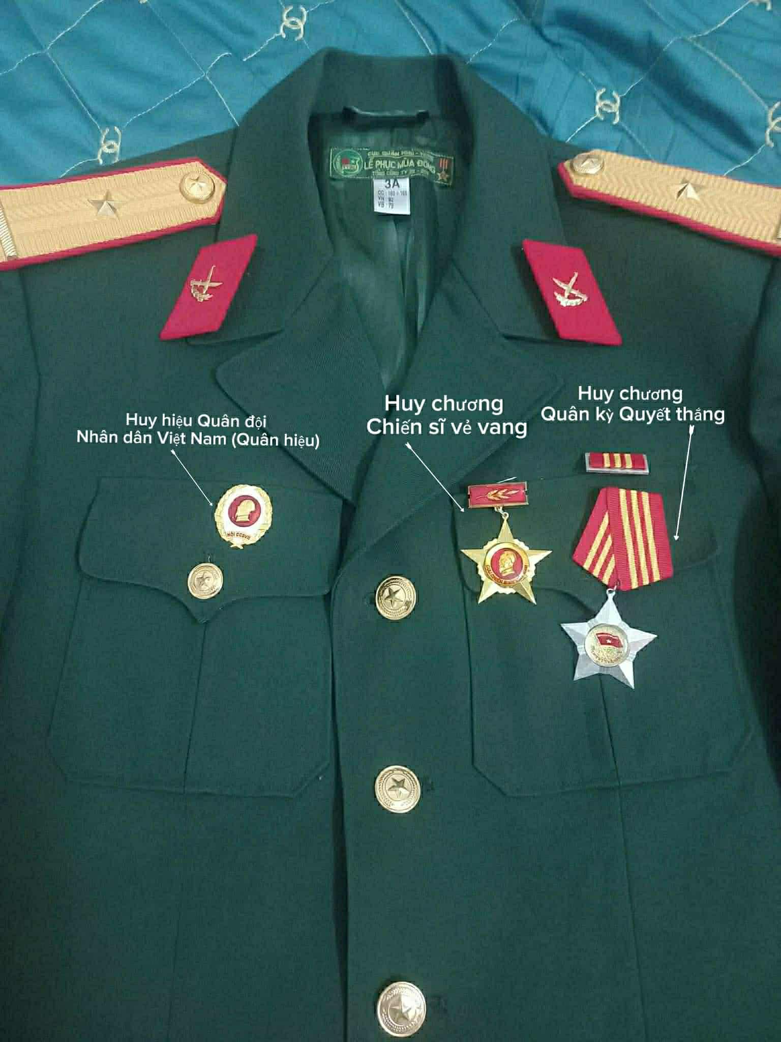 Quân Phục và Những Huy Chương của Cựu Chiến Binh Lê Sỹ Tuyến