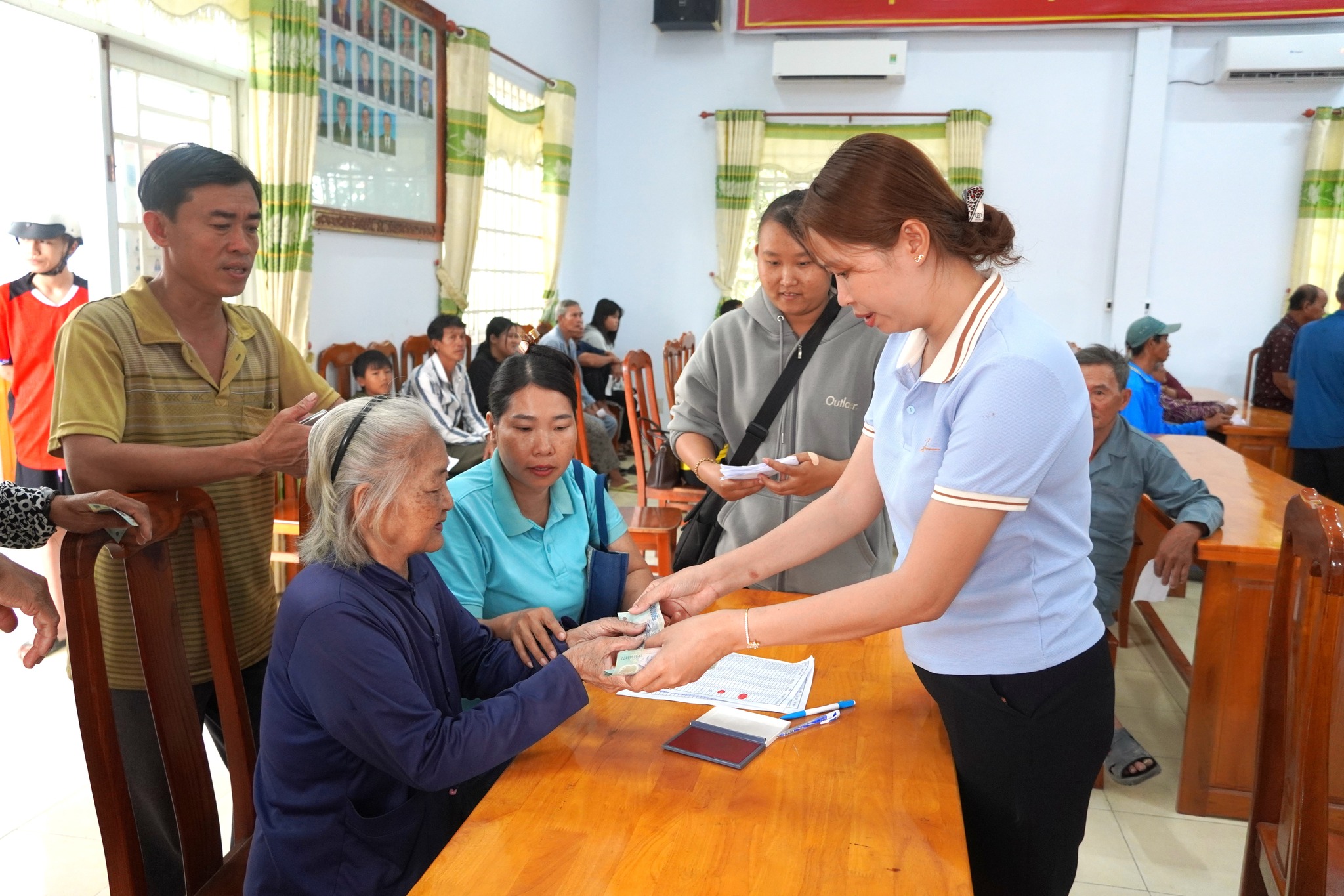 hôc trợ gia đình người có công cách mạng