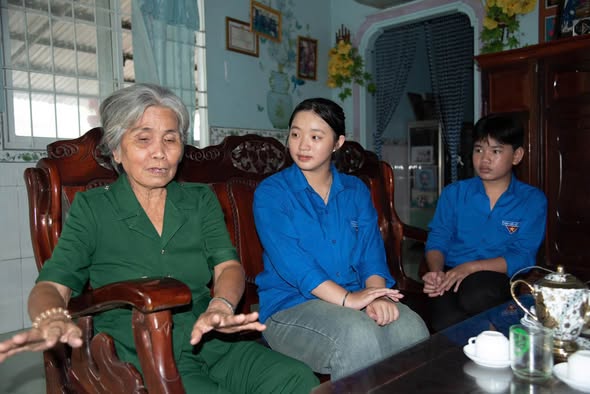 ĐÔI VAI TUỔI 16 DƯỚI MƯA BOM