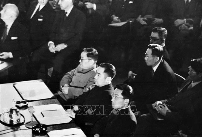 Vì sao Đảng và Chính phủ ta chấp nhận đàm phán tại hội nghị Geneva năm 1954 ?
