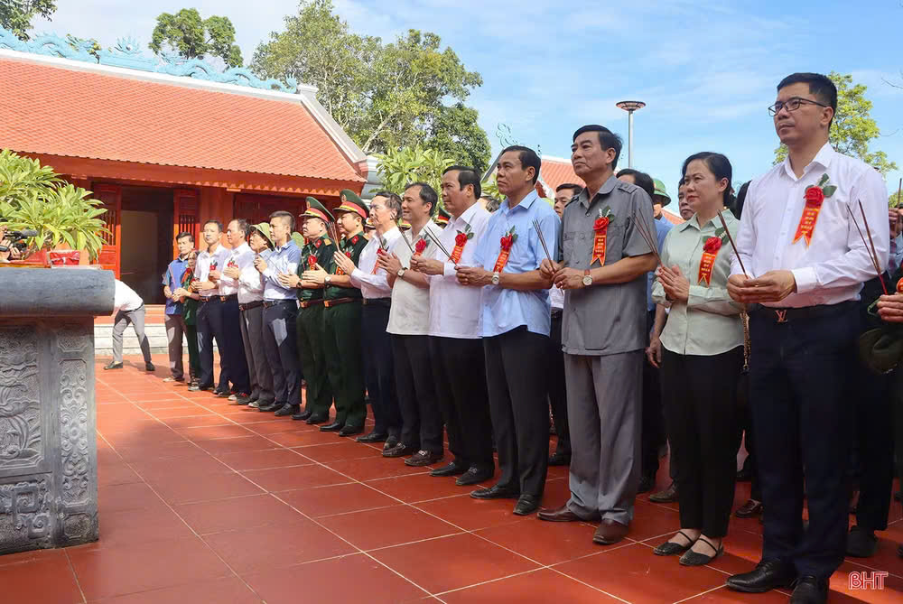 Những người đi tìm lịch sử dưới lòng hồ Kẻ Gỗ (1)
