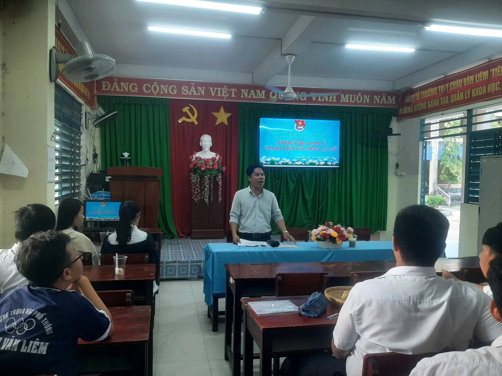 THANH NIÊN VỚI NĂNG LỰC SỐ