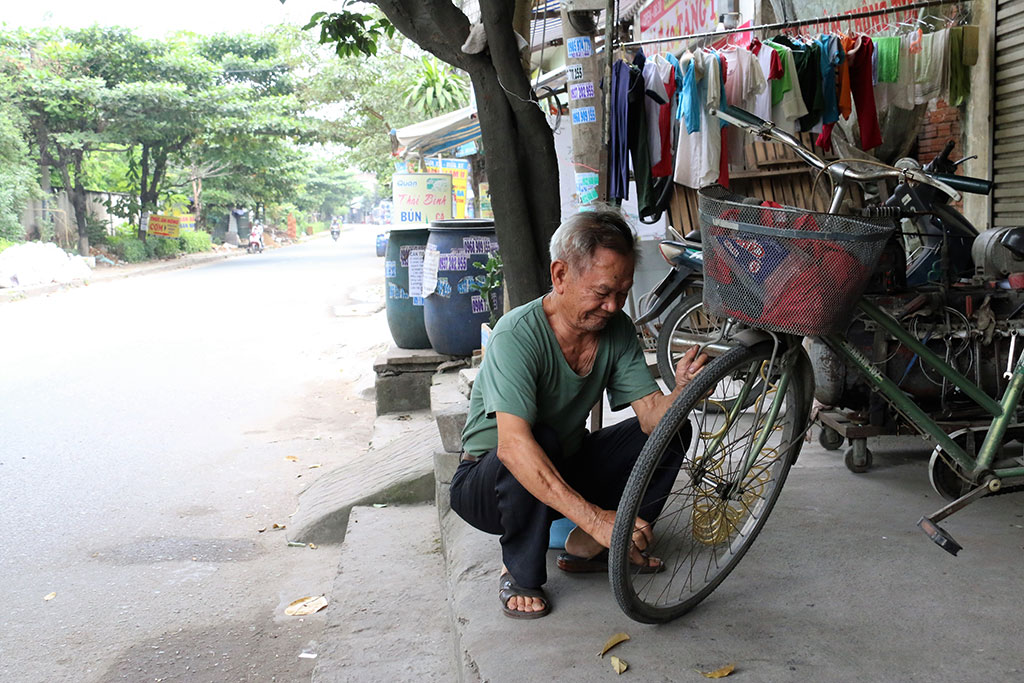 Chuyện Anh hùng Đức Nghĩa vá xe