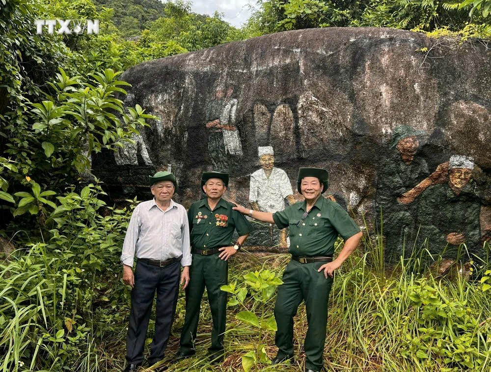 [Đoàn trường THPT Buôn Hồ] 33. Chiến khu Đồng Bò-Giữa lòng núi đá hào hùng
