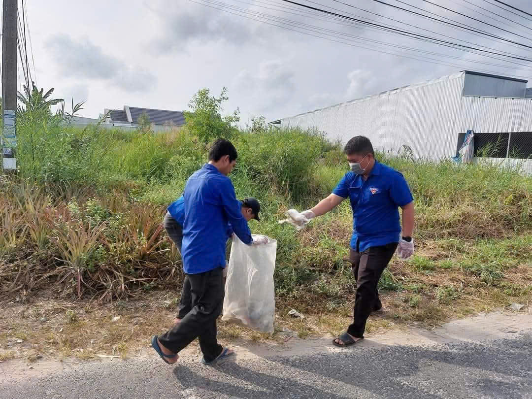 ĐỘI THANH NIÊN TÌNH NGUYỆN THAM GIA BẢO VỆ MÔI TRƯỜNG