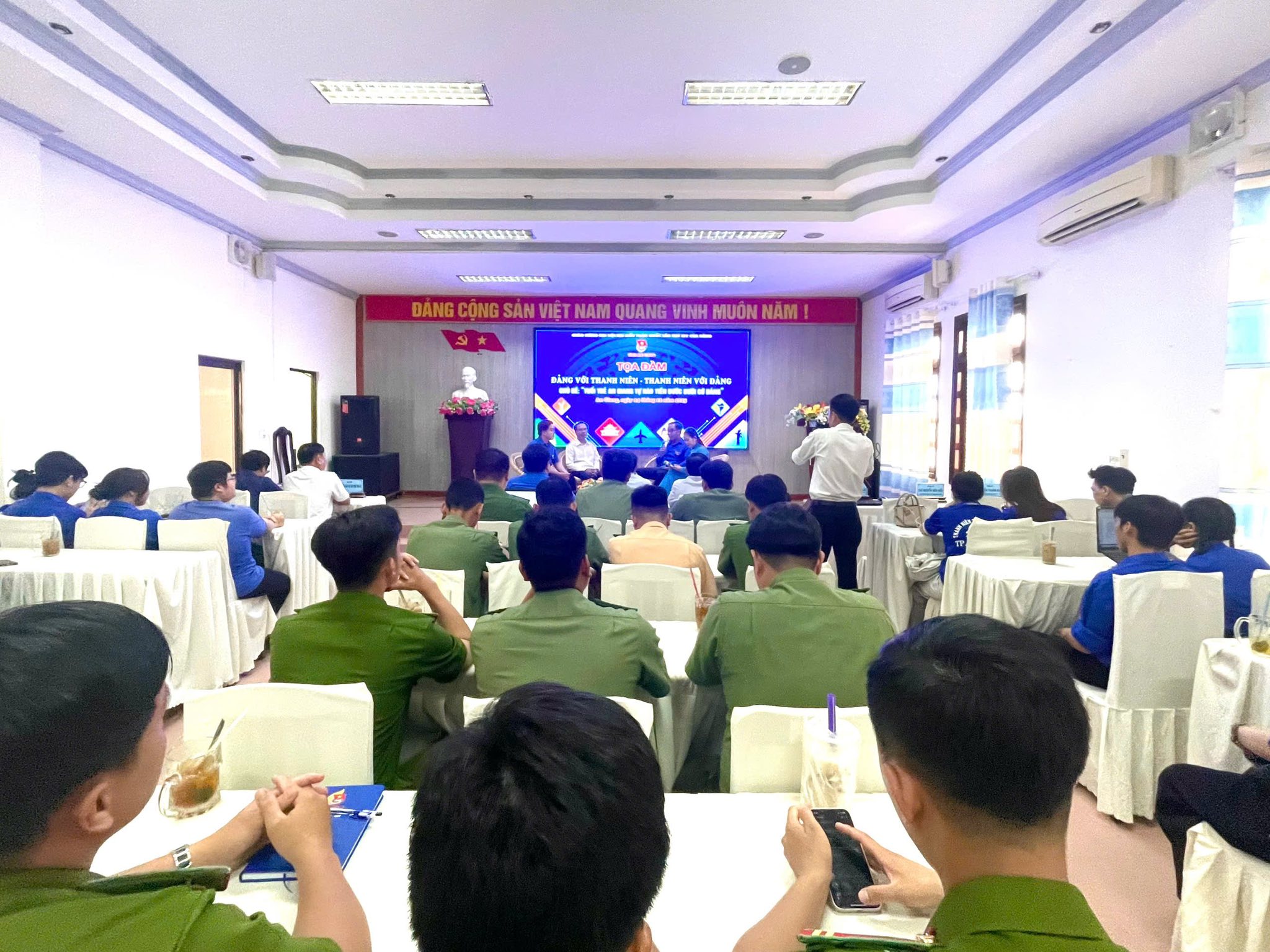 TUỔI TRẺ AN GIANG TỰ HÀO TIẾN BƯỚC DƯỚI CỜ ĐẢNG