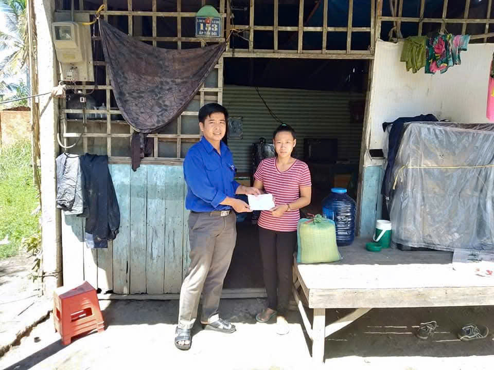 TẶNG QUÀ CHO THANH NIÊN YẾU THẾ