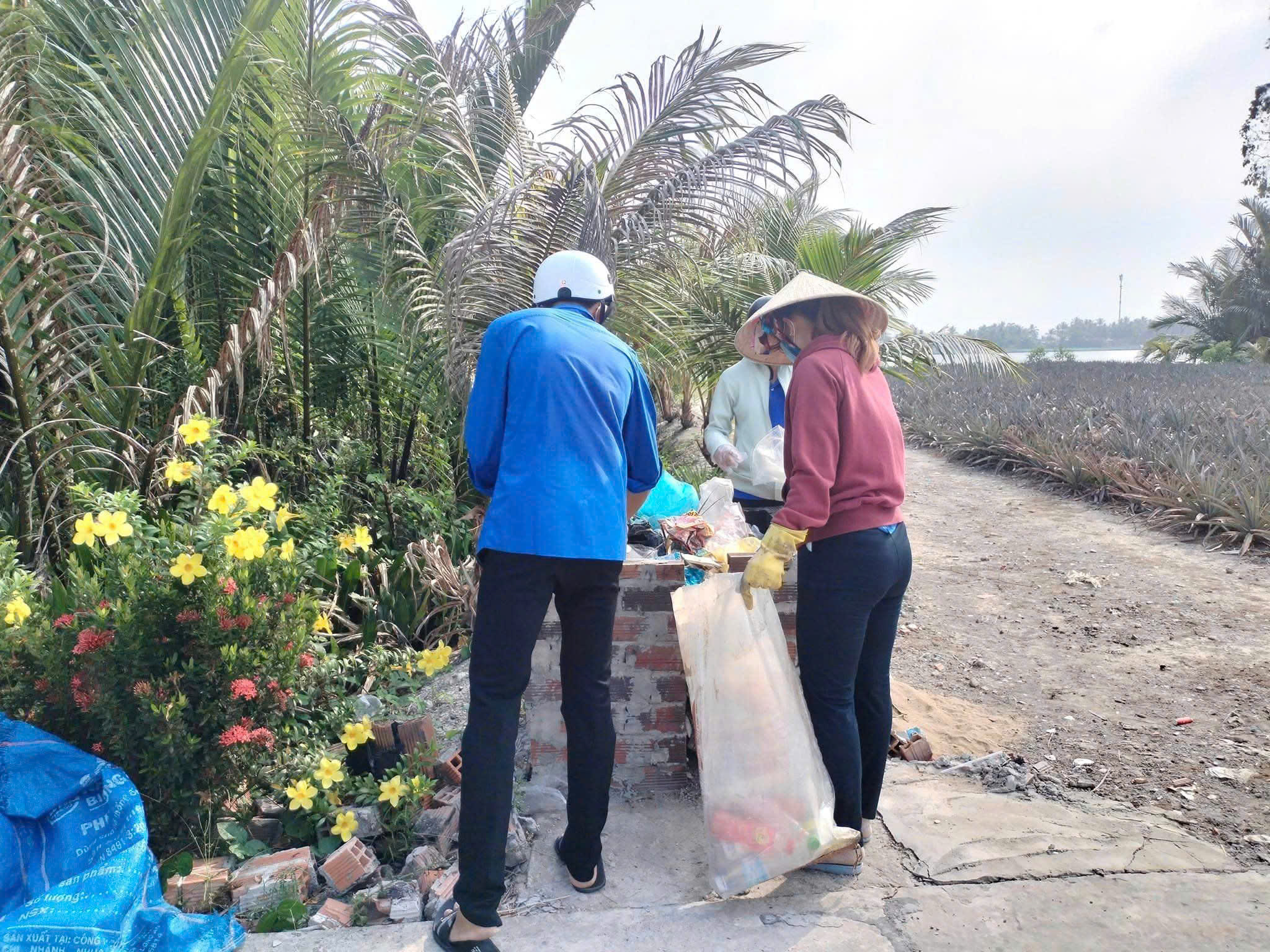 ĐỘI THANH NIÊN TÌNH NGUYỆN THAM GIA BẢO VỆ MÔI TRƯỜNG