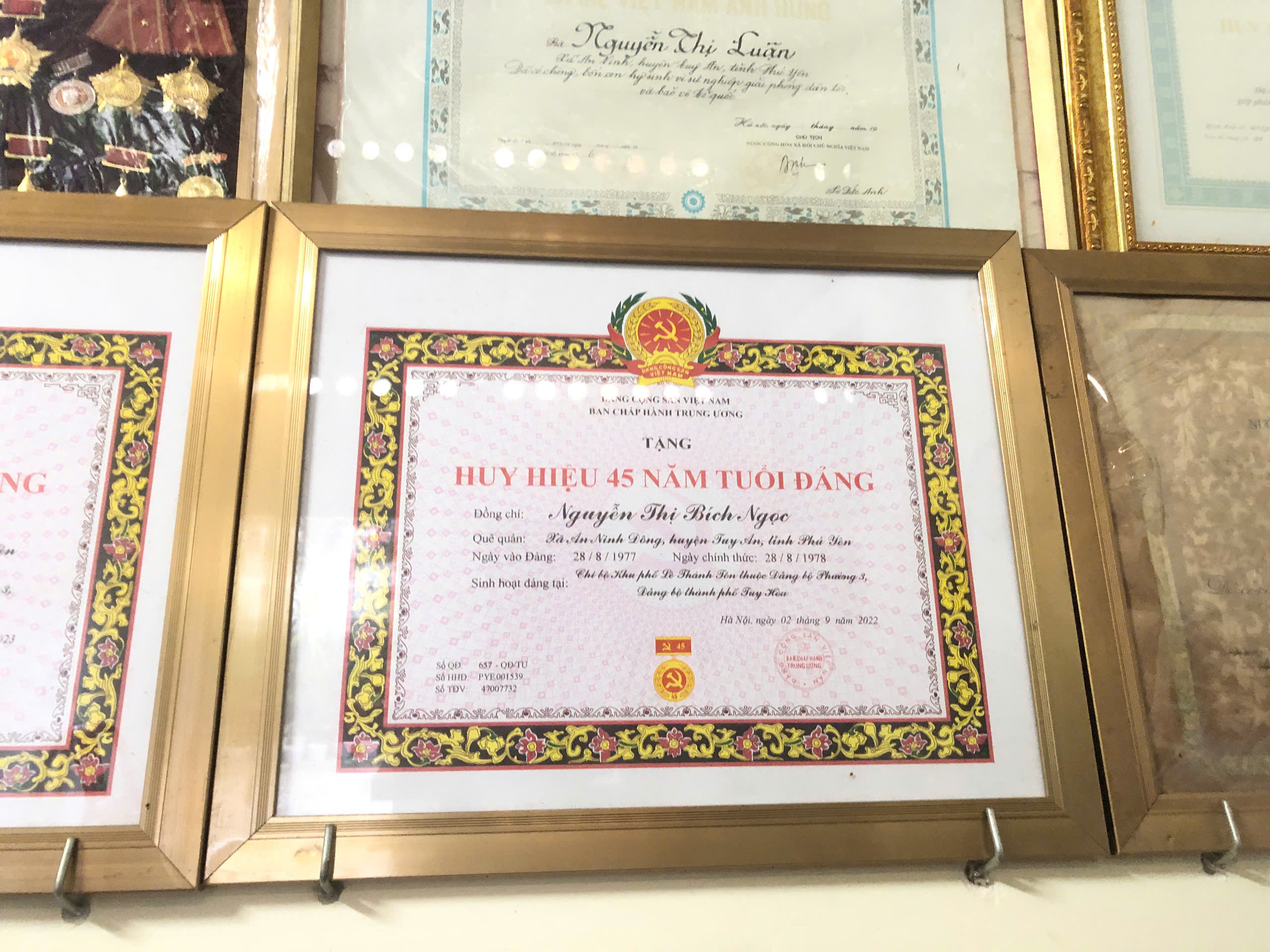 NHỮNG BÔNG HOA THÉP GIỮA THỜI HOA LỬA