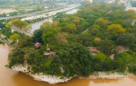 ngọn cờ trên đỉnh non nước