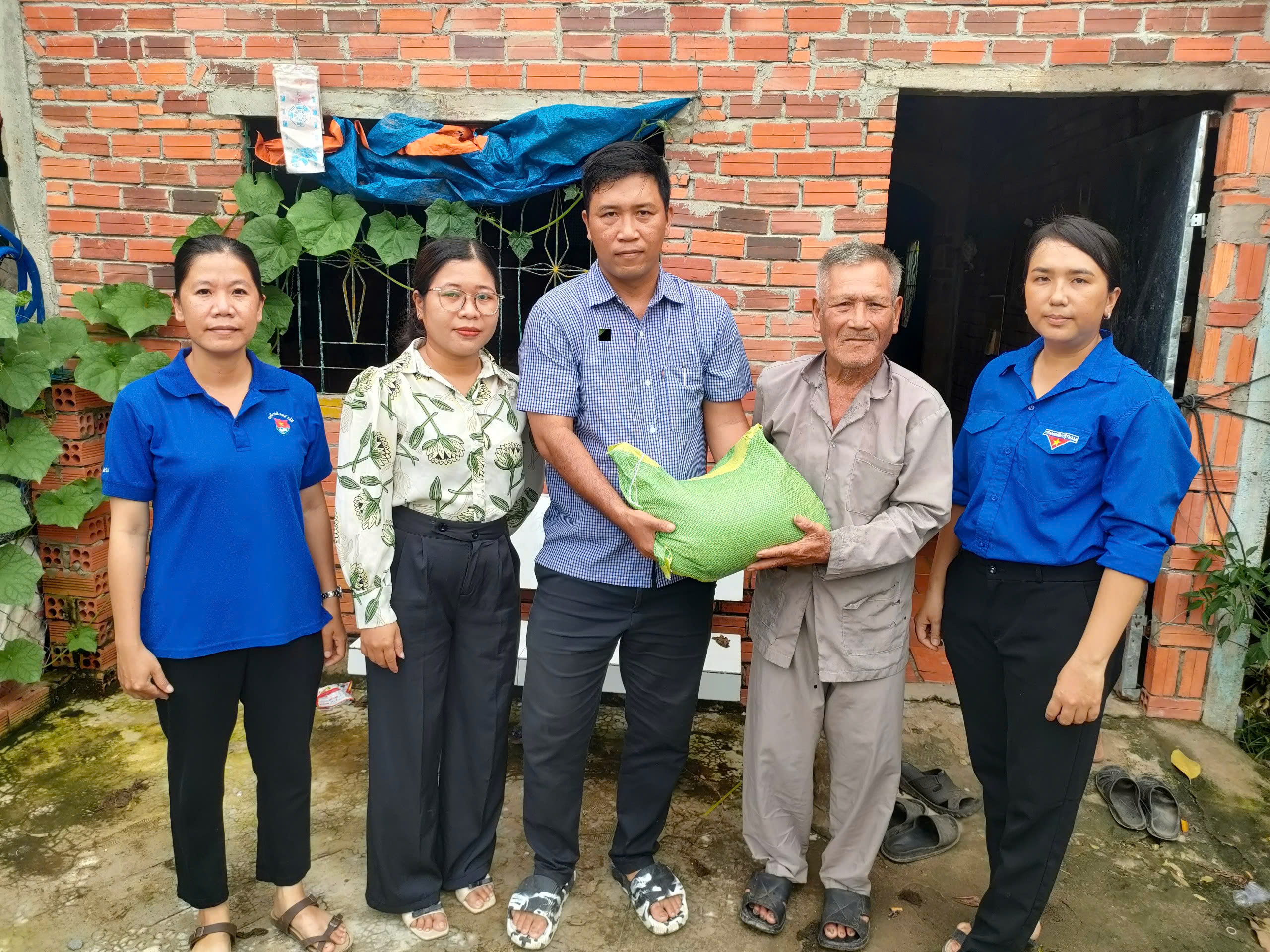 Chiếc khăn tay màu xanh