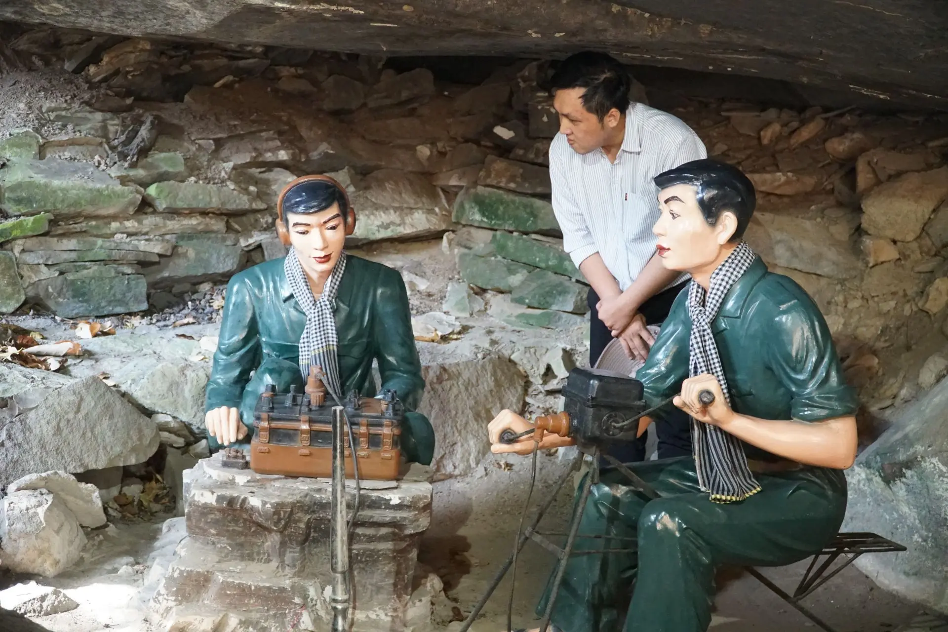 Câu Chuyện Về Động Kim Quang: Bản Hùng Ca Trong Lòng Núi Thiêng