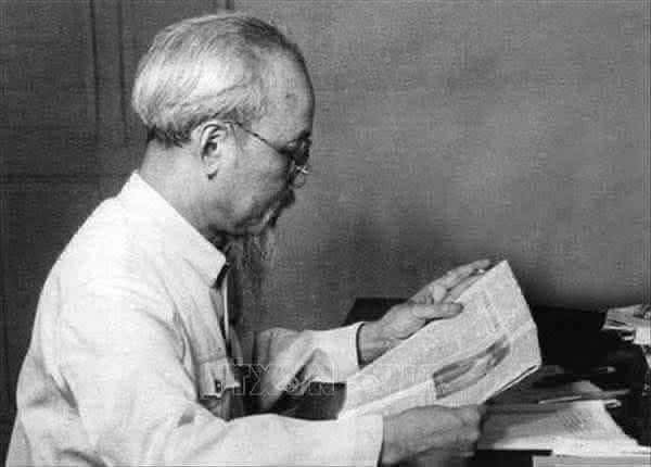 Vầng trán mênh mông, nụ cười hiền