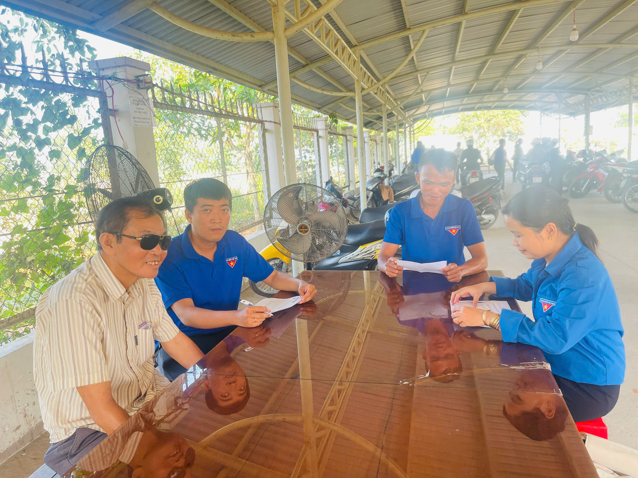 Người cựu chiến binh luôn tận tụy với công tác xã hội, trở thành cầu nối gắn kết tình làng nghĩa xóm và xây dựng cộng đồng đoàn kết