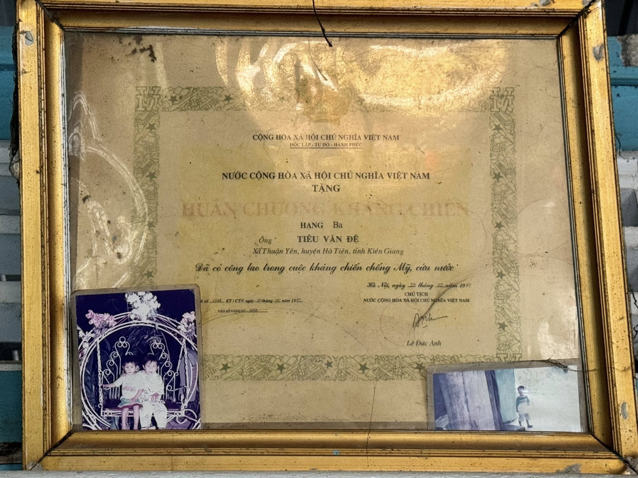Người giao liên trẻ tuổi