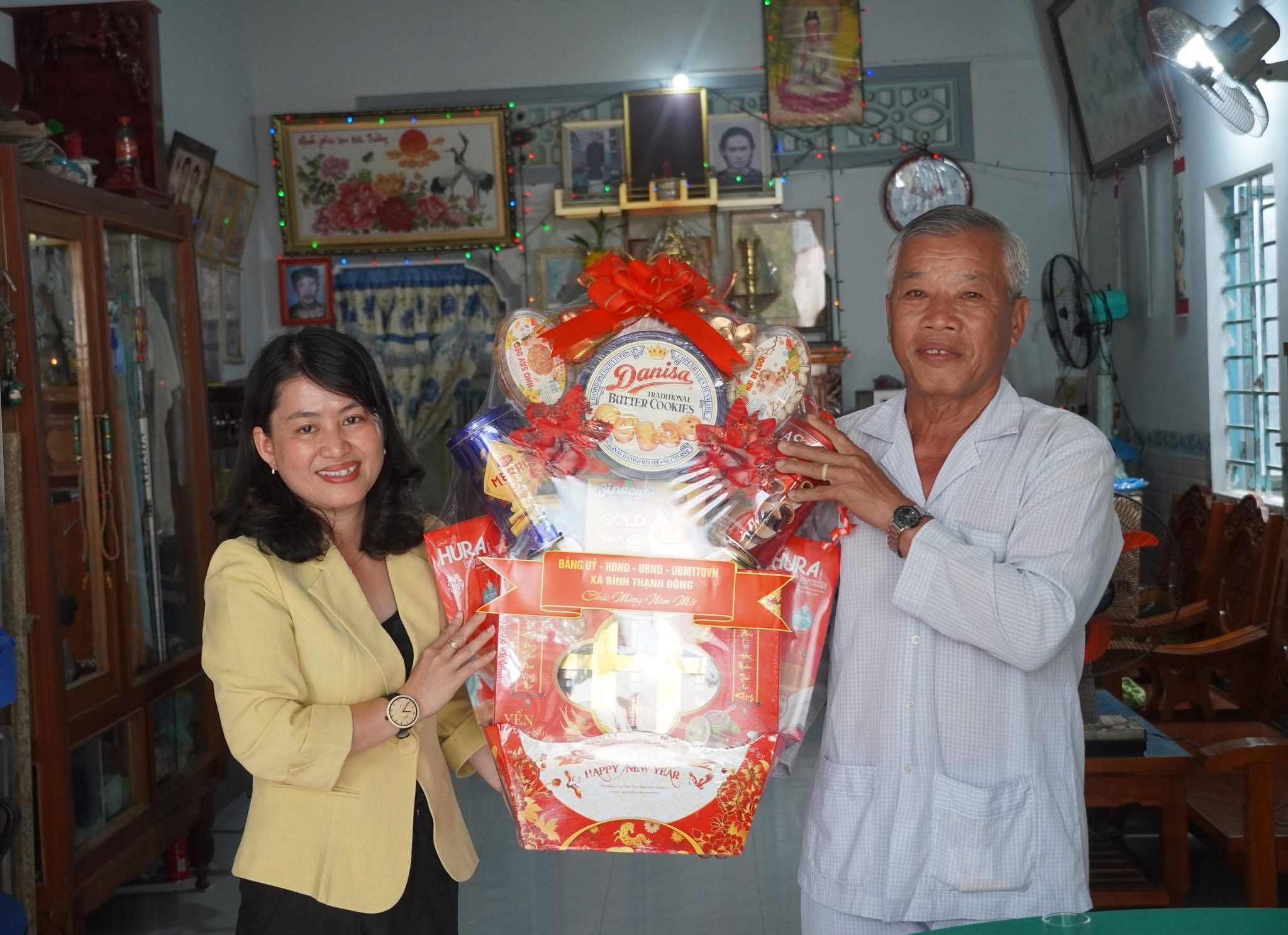 Thăm hỏi gia đình người có công Cách mạng