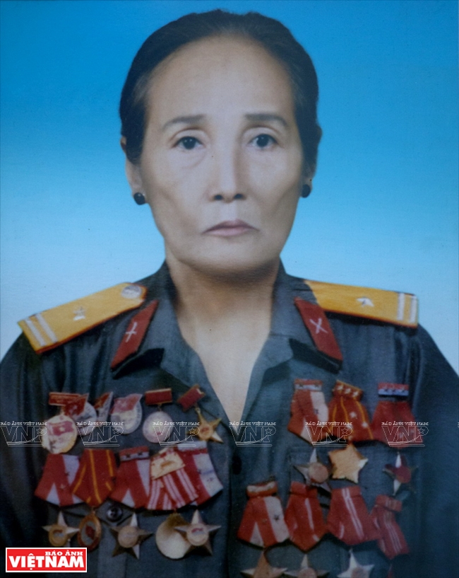 Mẹ Việt Nam anh hùng giả trai đi đánh giặc