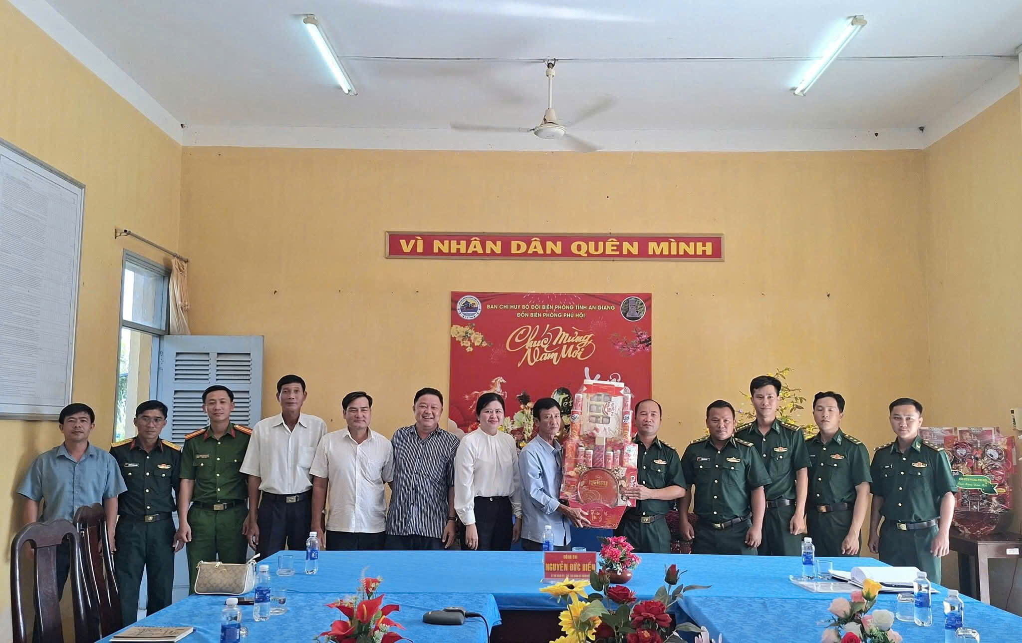 LÃNH ĐẠO ĐẢNG ỦY THĂM CHÚC TẾT ĐỒN BIÊN PHÒNG NHƠN HỘI