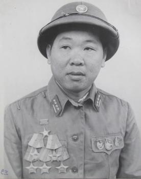 Hoàng Văn Phác - Trung tá, khi tuyên dương là Đại đội phó công binh thuộc Trung đoàn 333 (nay là Lữ đoàn Công binh vượt sông 239), Cục Công binh, phụ trách xây dựng cầu đường trong các chiến dịch lớn.
