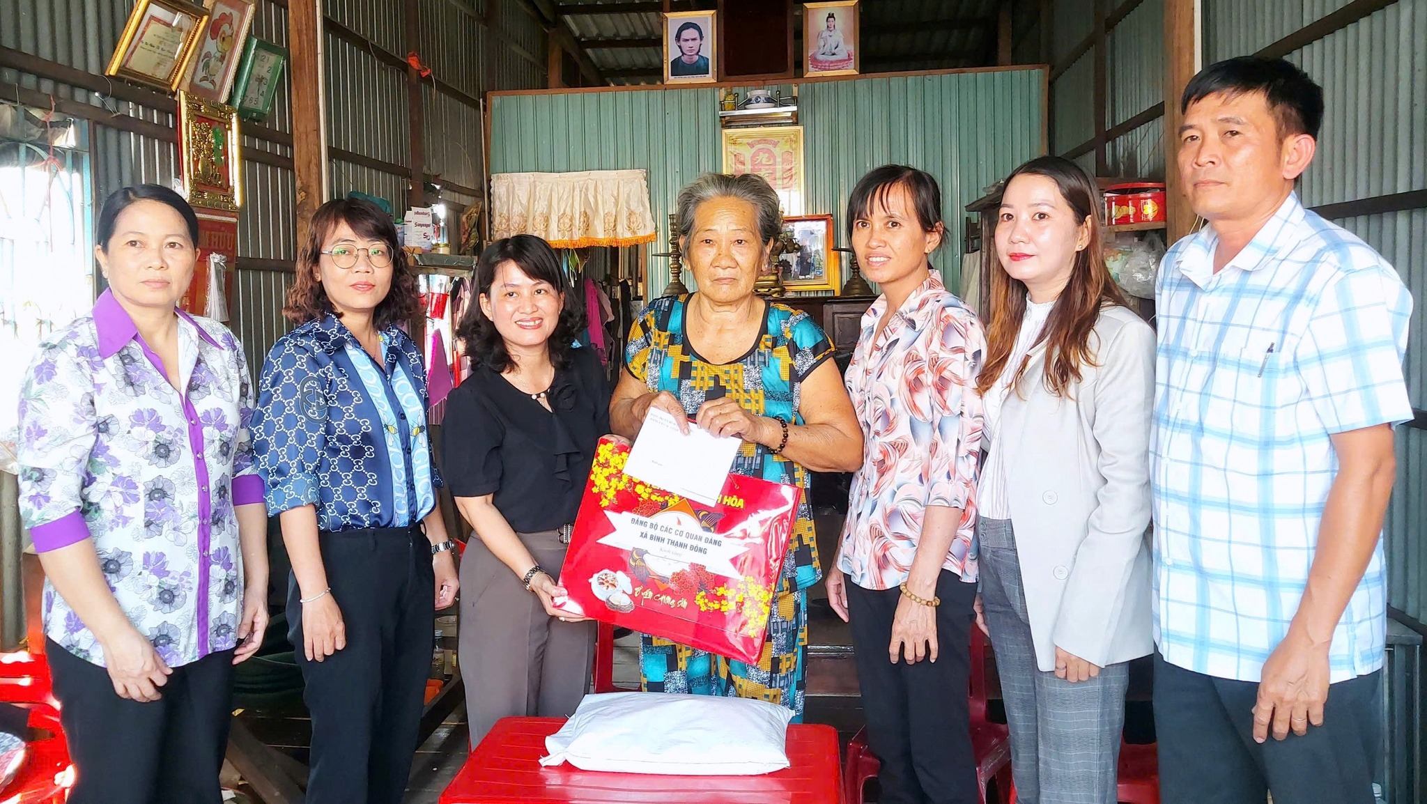 Gia đình chính sách (1)